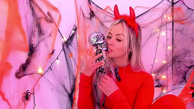 nicole valencia  online show from October 27, 2025, 10:52 am