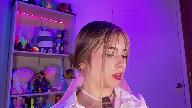 EmilyMiller  online show from February 17, 2026, 4:13 pm