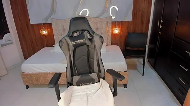 Snapshot of mia_18v chatting on February 4, 2026, 8:03 pm mia 18v online show from February 4, 2026, 8:03 pm