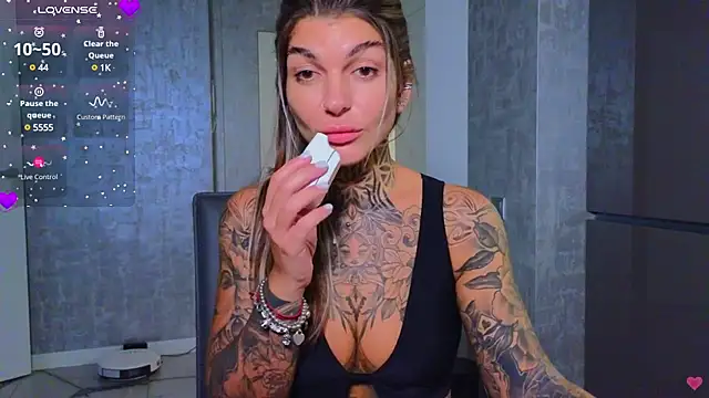 Snapshot of tattooedBabyy chatting on February 4, 2025, 1:06 pm tattooedBabyy online show from February 4, 2025, 1:06 pm