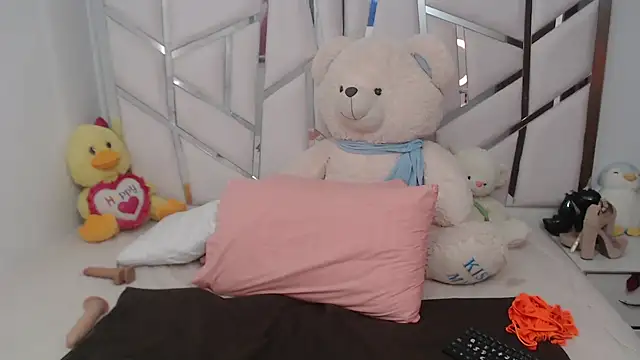 celestesouzalatin online show from October 9, 2025, 8:40 pm