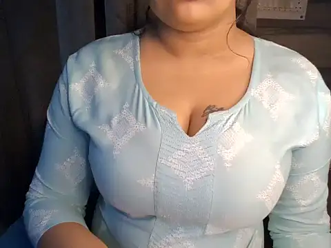 Snapshot of Trezza chatting on November 6, 2025, 11:15 pm Trezza online show from November 6, 2025, 11:15 pm