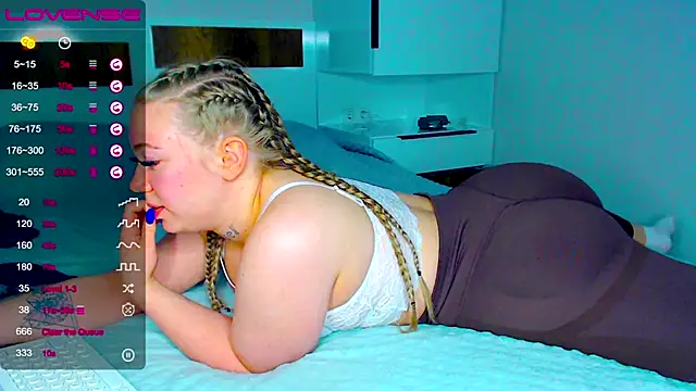 kitti kaattt online show from October 14, 2025, 4:13 am