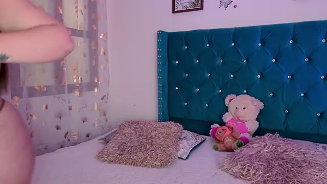 Snapshot of Lilly_Peach22 chatting on February 1, 2026, 4:11 am Lilly Peach22 online show from February 1, 2026, 4:11 am