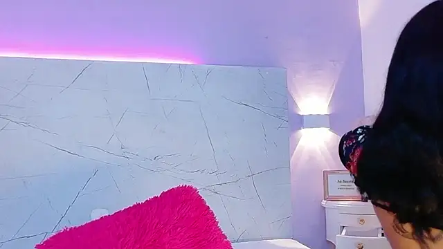 AbrilBrent online show from November 17, 2025, 7:41 pm