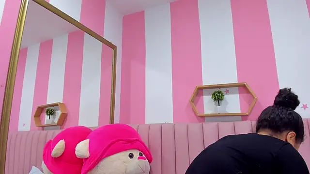 ISABELLA 020 online show from September 12, 2025, 1:44 pm