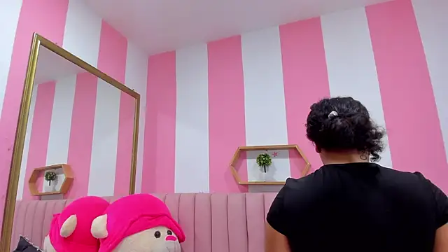 ISABELLA 020 online show from October 1, 2025, 12:44 pm