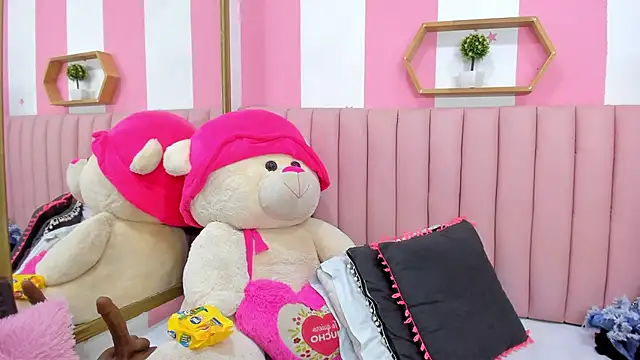 ISABELLA 020 online show from November 11, 2025, 1:44 pm