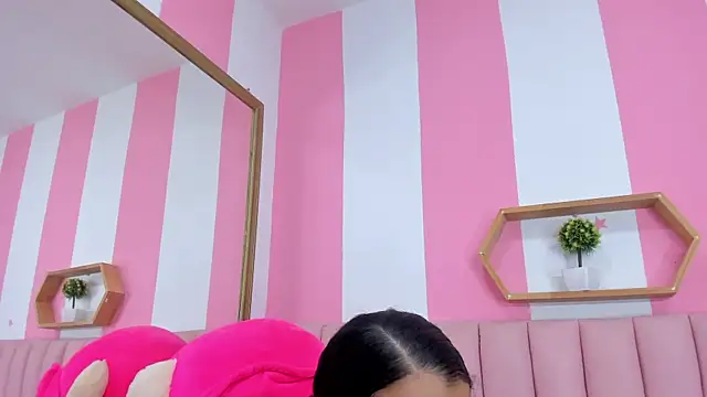 ISABELLA 020 online show from November 20, 2025, 1:11 pm