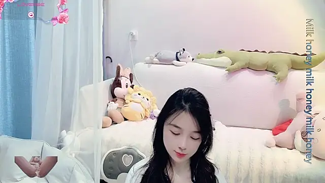 Snapshot of AKiKi711 chatting on January 18, 2025, 2:36 am AKiKi711 online show from January 18, 2025, 2:36 am