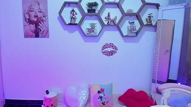 SharonSander online show from April 2, 2026, 11:35 pm