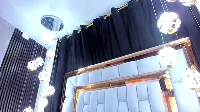 SarayRoyse online show from November 30, 2025, 7:18 pm