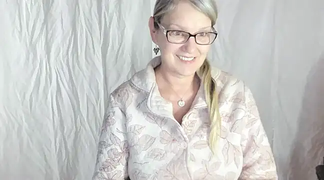 irinamaux online show from February 22, 2025, 8:40 am