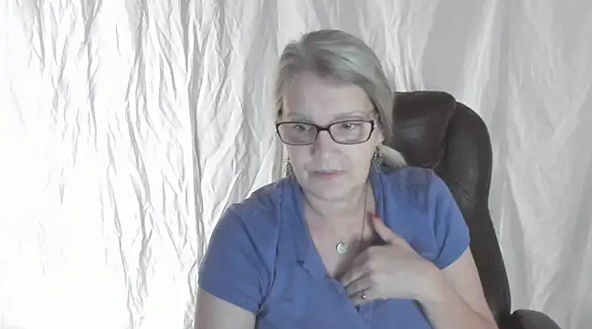 irinamaux online show from February 25, 2025, 7:42 am