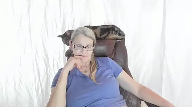 irinamaux online show from February 25, 2025, 11:41 am