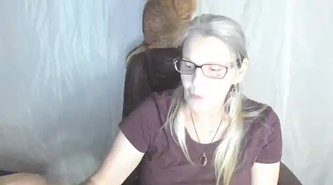 irinamaux online show from February 27, 2025, 4:32 pm