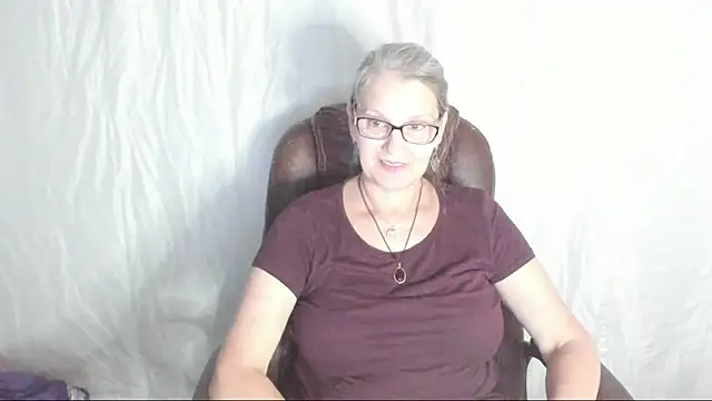 irinamaux online show from February 28, 2025, 3:26 pm