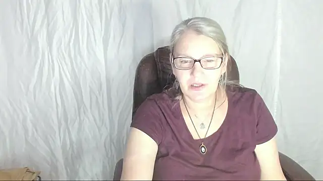 irinamaux online show from March 1, 2025, 1:40 pm