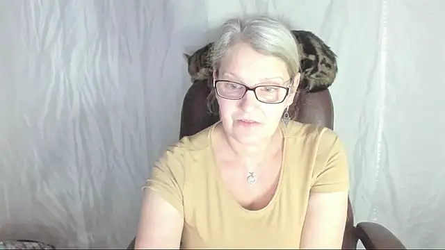 irinamaux online show from March 5, 2025, 6:12 am