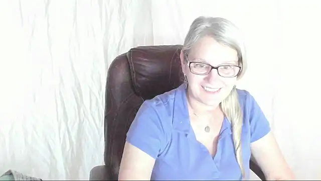 irinamaux online show from March 8, 2025, 1:57 pm