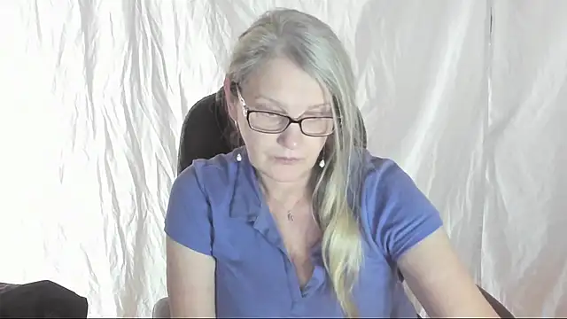 irinamaux online show from March 22, 2025, 8:51 am