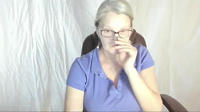 irinamaux online show from March 22, 2025, 2:58 pm