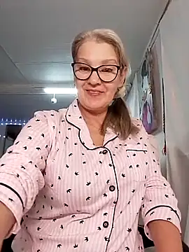 irinamaux online show from November 18, 2025, 5:06 pm