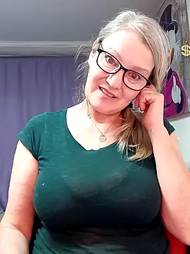 irinamaux online show from March 3, 2026, 9:42 pm