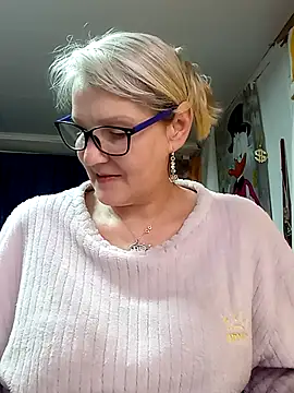 irinamaux online show from April 17, 2026, 1:52 am