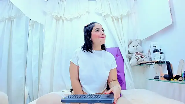 Snapshot of emily_madrid chatting on January 5, 2025, 4:48 pm emily madrid online show from January 5, 2025, 4:48 pm