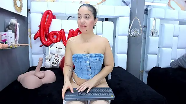 Snapshot of emily_madrid chatting on February 15, 2025, 5:41 am emily madrid online show from February 15, 2025, 5:41 am
