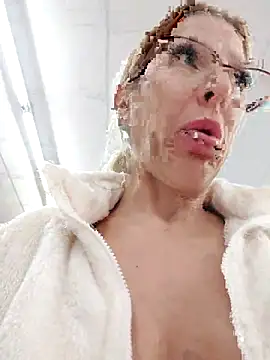 Snapshot of blondyruby chatting on November 12, 2025, 5:24 pm blondyruby online show from November 12, 2025, 5:24 pm