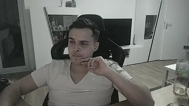 Snapshot of SharkLuigi chatting on January 16, 2025, 11:27 pm SharkLuigi online show from January 16, 2025, 11:27 pm