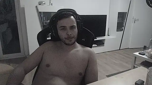 Snapshot of SharkLuigi chatting on February 1, 2025, 12:40 am SharkLuigi online show from February 1, 2025, 12:40 am