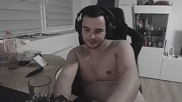 Snapshot of SharkLuigi chatting on September 29, 2025, 10:47 pm SharkLuigi online show from September 29, 2025, 10:47 pm