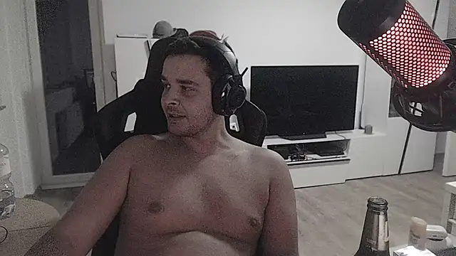 Snapshot of SharkLuigi chatting on October 25, 2025, 11:43 pm SharkLuigi online show from October 25, 2025, 11:43 pm