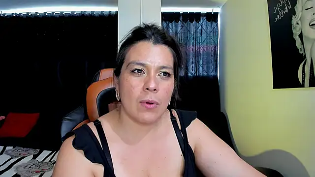 martina foxy  online show from February 12, 2025, 6:40 pm