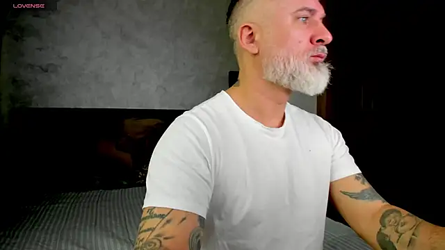 Snapshot of BlowMyXXL chatting on February 1, 2025, 9:11 am BlowMyXXL online show from February 1, 2025, 9:11 am