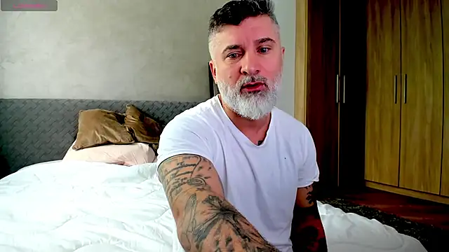 Snapshot of BlowMyXXL chatting on February 18, 2025, 7:43 am BlowMyXXL online show from February 18, 2025, 7:43 am