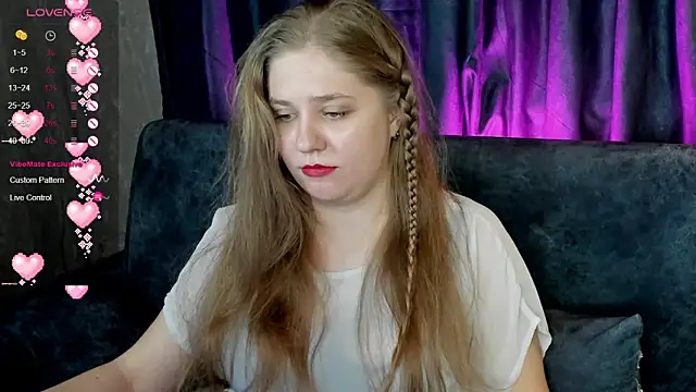 Snapshot of Megan_Violer chatting on December 2, 2024, 6:32 pm Megan Violer online show from December 2, 2024, 6:32 pm