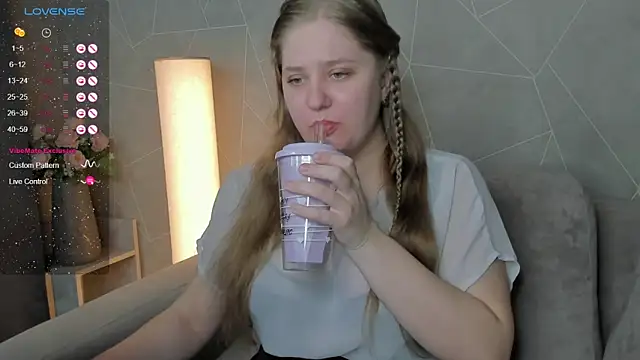 Snapshot of Megan_Violer chatting on December 12, 2024, 6:21 pm Megan Violer online show from December 12, 2024, 6:21 pm
