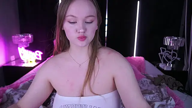 Snapshot of LylaYeess chatting on February 8, 2025, 10:39 am LylaYeess online show from February 8, 2025, 10:39 am