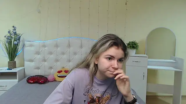 TinaRedly online show from February 5, 2025, 1:33 pm