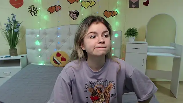 TinaRedly online show from March 11, 2025, 5:13 pm