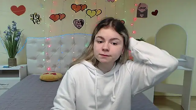 TinaRedly online show from March 12, 2025, 6:33 pm