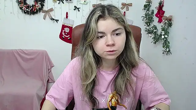 TinaRedly online show from December 14, 2025, 6:45 pm