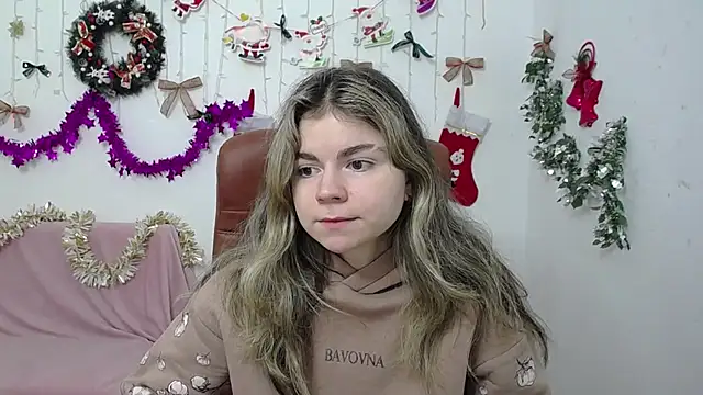 Snapshot of TinaRedly chatting on December 22, 2025, 6:38 pm TinaRedly online show from December 22, 2025, 6:38 pm