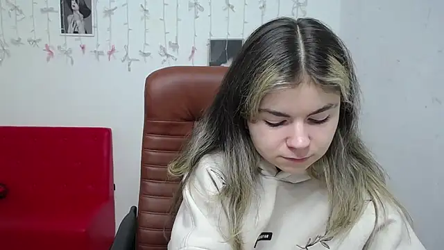 Snapshot of TinaRedly chatting on January 13, 2026, 6:24 pm TinaRedly online show from January 13, 2026, 6:24 pm