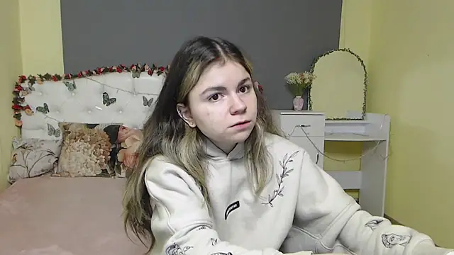 Snapshot of TinaRedly chatting on February 19, 2026, 7:10 pm TinaRedly online show from February 19, 2026, 7:10 pm