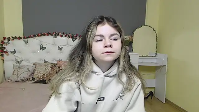 Snapshot of TinaRedly chatting on February 25, 2026, 6:45 am TinaRedly online show from February 25, 2026, 6:45 am